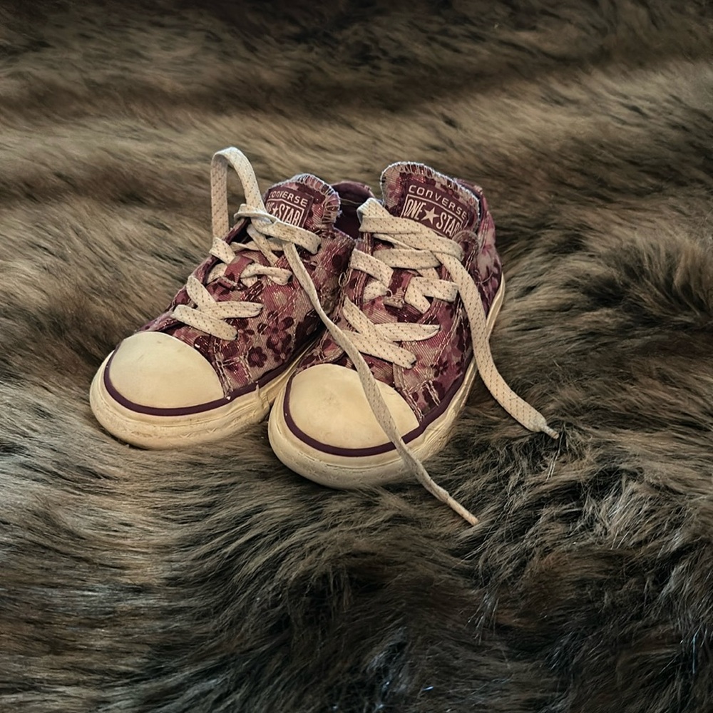 Converse all star girls size 8 low top purple flower